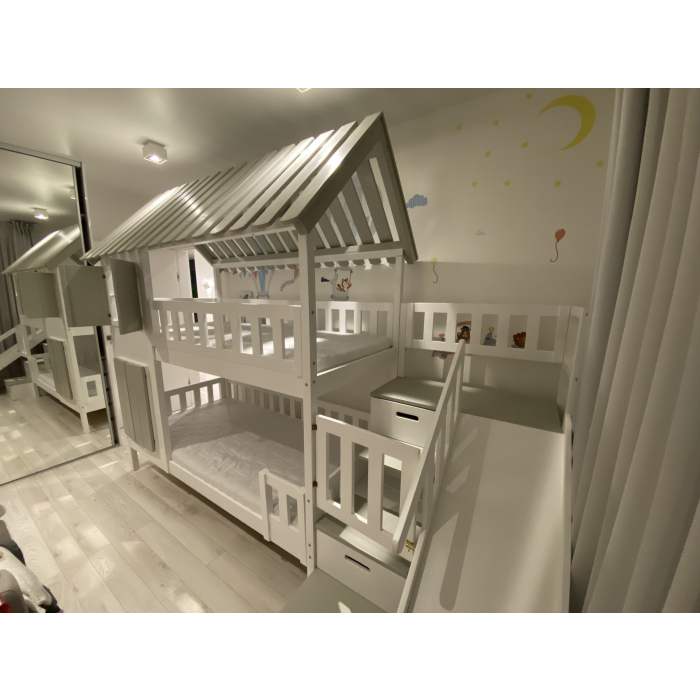 speelbed met glijbaan voor kinderen